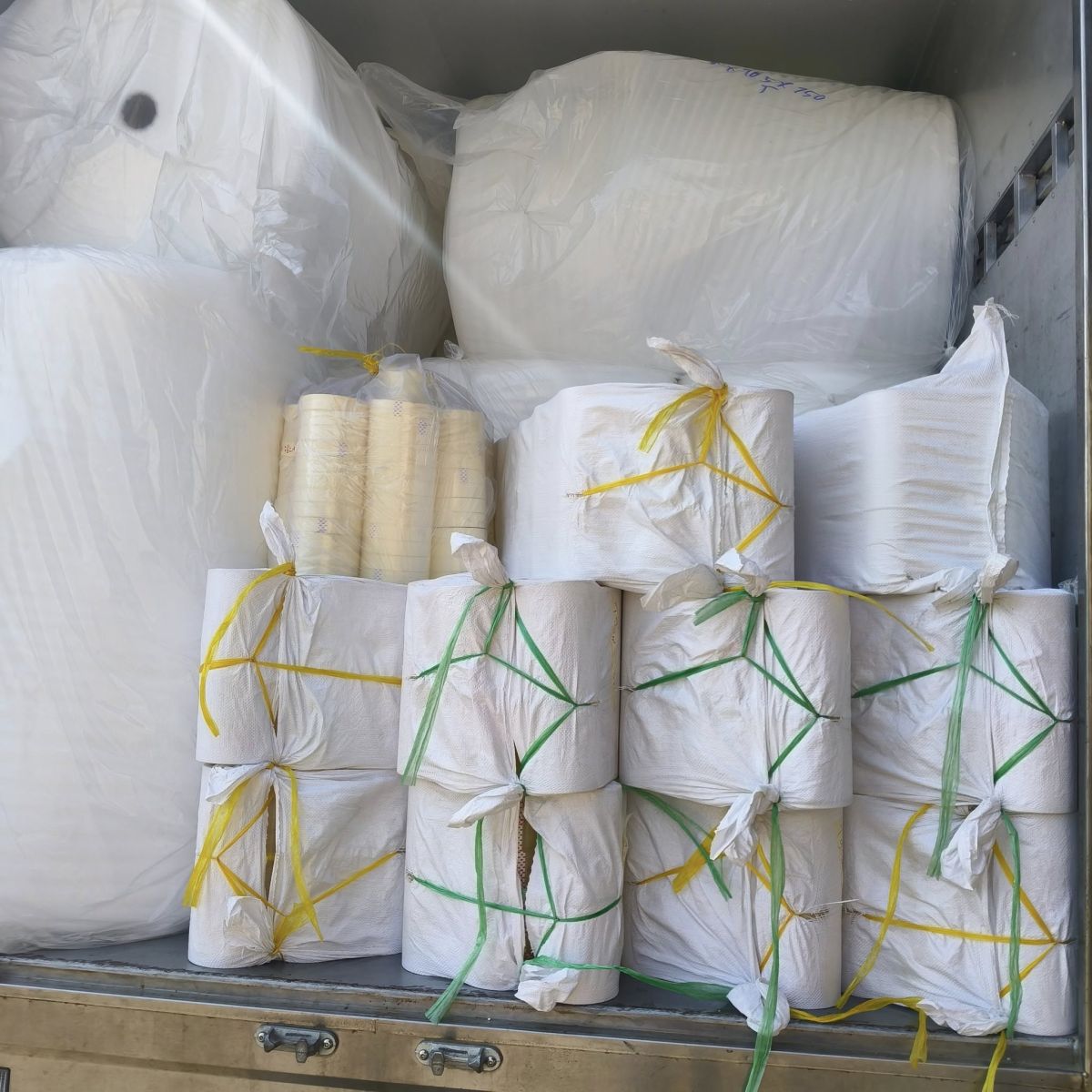 Xuất xưởng mút foam, xốp hơi, băng keo, màng PE